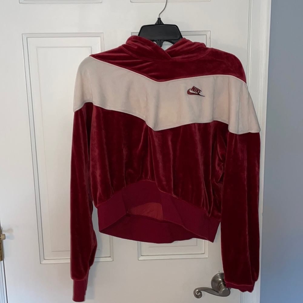 nike cropped hoodie